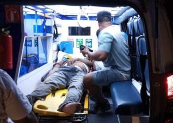 Conductor de jeepeta cae al vacío y cuando sale le atropellan