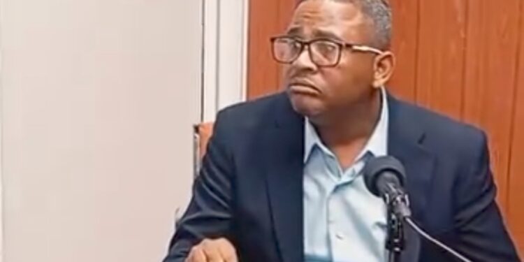 Regidor llama «traidor» alcalde de Neyba