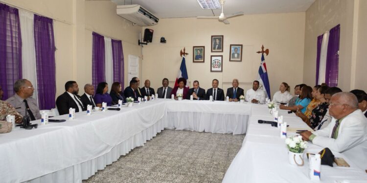 Henry Molina sostiene diálogo en Barahona y Pedernales