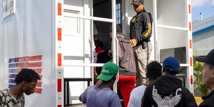 Pese a «luto» Migración sigue operativos contra haitianos