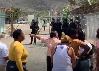 Policía «reprime» obreros de Monte Grande