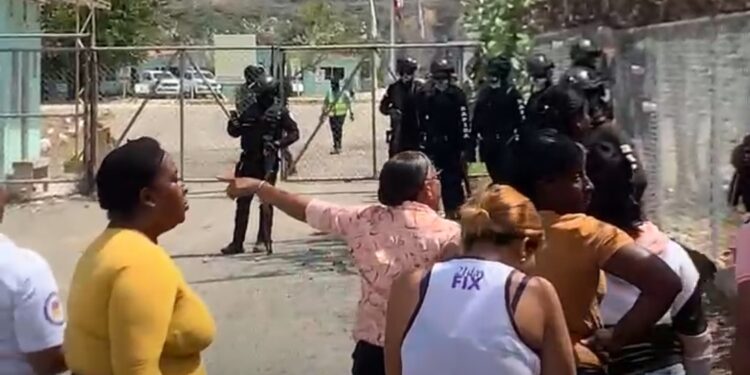 Policía «reprime» obreros de Monte Grande