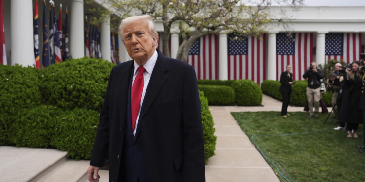 Mientras el mundo está «patas arriba» Trump celebra aranceles