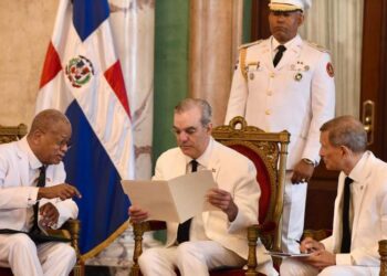 Fritz Longchamp presenta cartas credenciales a Abinader