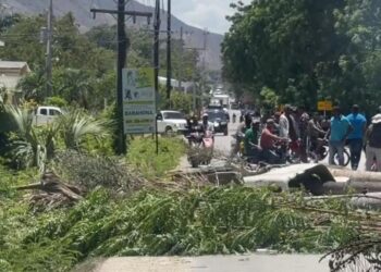 Edesur «planta» a comerciantes en Duvergé y estalla violenta protesta