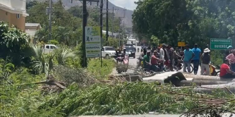 Edesur «planta» a comerciantes en Duvergé y estalla violenta protesta