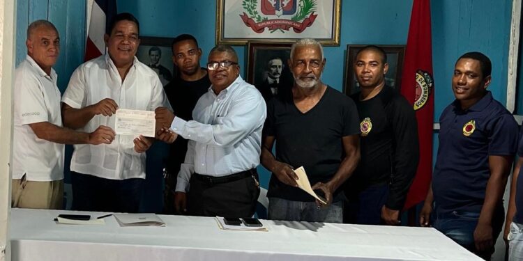 Cuerpo de Bomberos recibe aporte para reparar vehículo