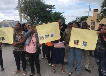 Familiares de detenidos por muerte de policía afirman jóvenes no saben del hecho