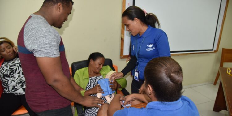 Capacitan enfermeras en el cuidado del bebé