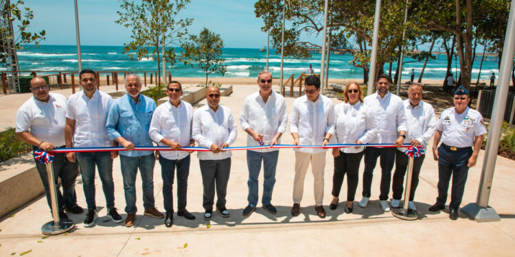 Gobierno inaugura malecón de Haina