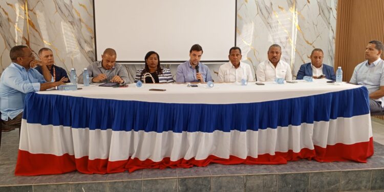 José Luis Actis «habla inglés» por apagones en Jimaní