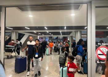 Detienen mujer en aeropuerto vinculan a estafa piramidal