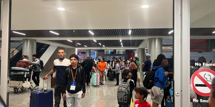 Detienen mujer en aeropuerto vinculan a estafa piramidal