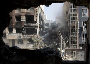 Medios reportan ataque aéreo israelí se cobra la vida de 60 personas en un bloque de apartamentos de Teherán