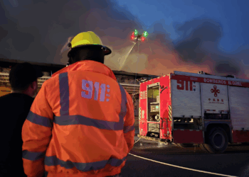 Bomberos se emplean a fondo en incendio en el Merca Santo Domingo