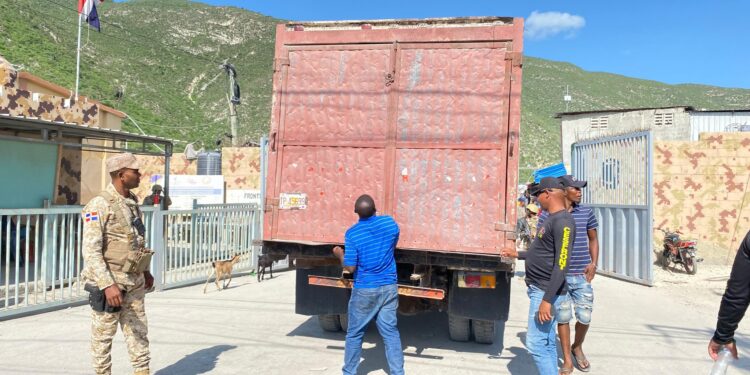 Haitianos «renuentes» a entrar a mercado de Malpaso por RD$100. cobra Migración