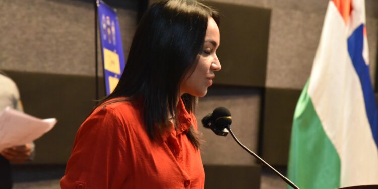 Faride justifica visita a “ergástula” de Bukele