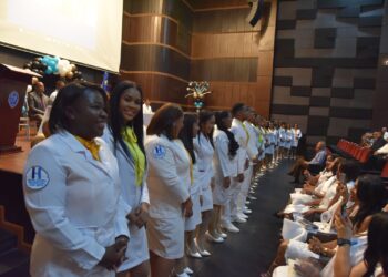 Gradúan médicos residentes y promueven otros