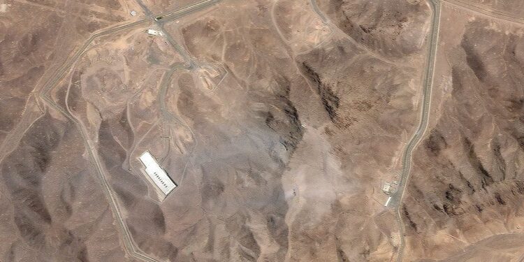 Imágenes satelitales de instalación nuclear iraní muestran daños tras bombardeo de EEUU