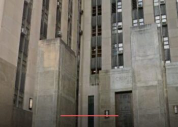 Atacan a puñaladas oficiales en tribunal de Manhattan en control de seguridad