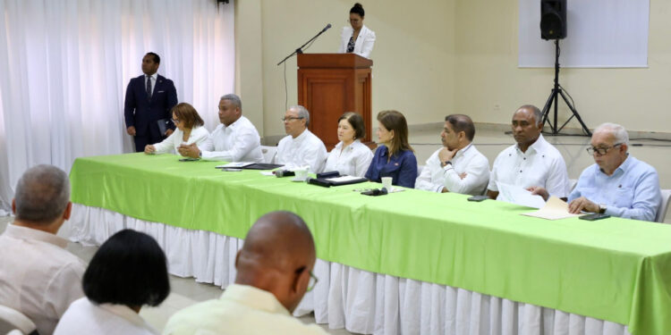 Vice sostiene encuentro con productores de mango de Baní