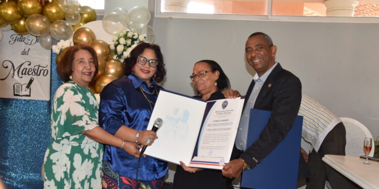 UASD reconoce maestros en Barahona