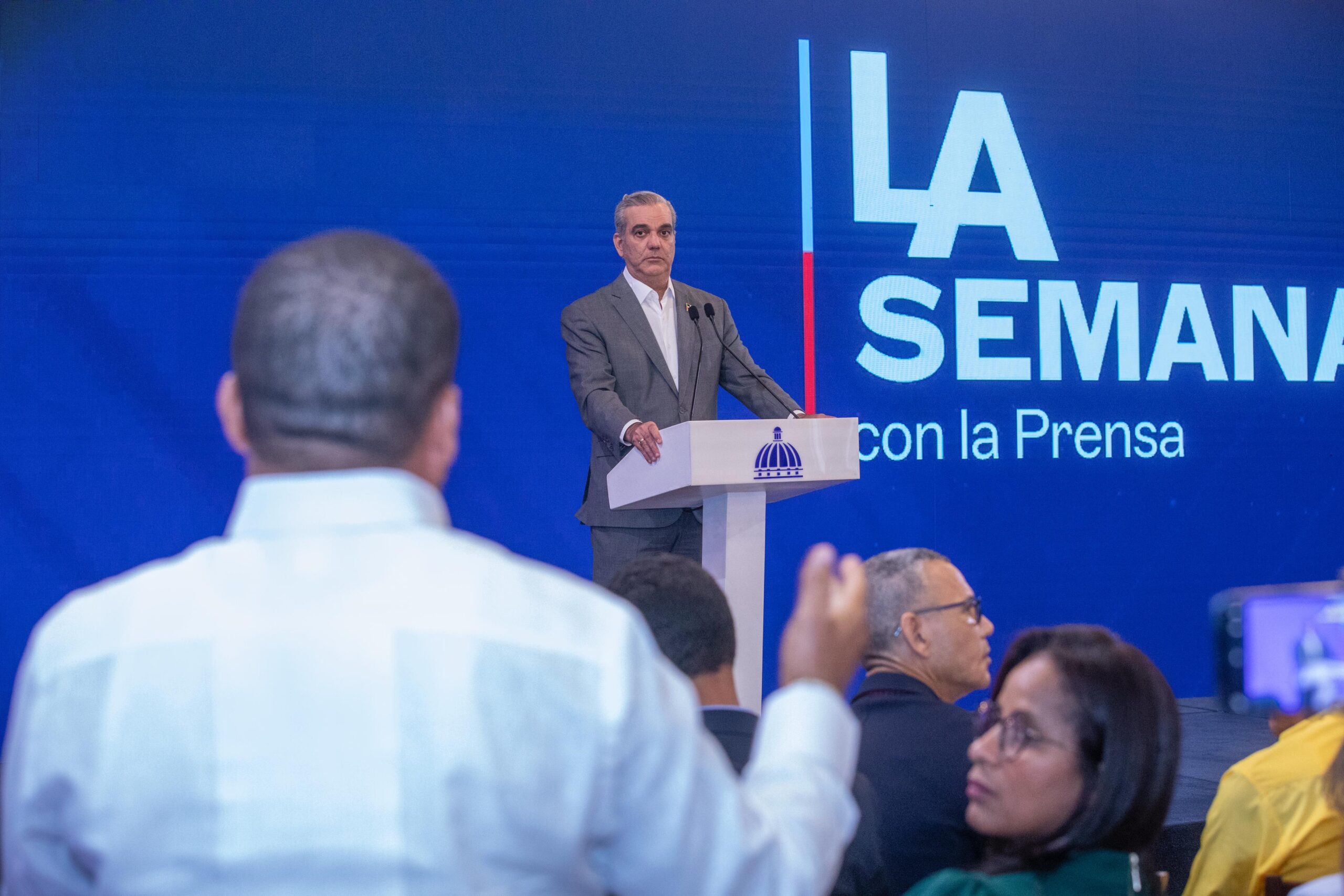 Abinader admite «desacelera economía»