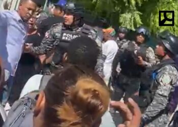 Policía discute con familia de joven asesinado en sepelio