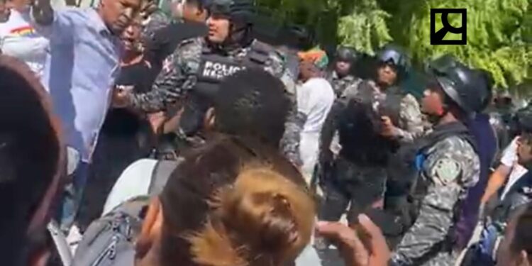 Policía discute con familia de joven asesinado en sepelio