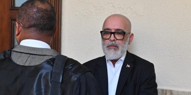 Monitorean salud de Ángel Martínez