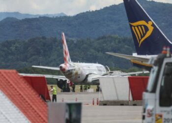 Hombre muere succionado por motor de avión en aeropuerto de Milán