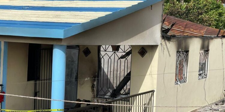 Muere familia completa al incendiarse casa