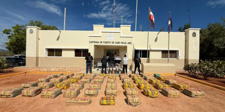 Interceptan lancha en Pedernales con 1,536 paquetes de cocaína