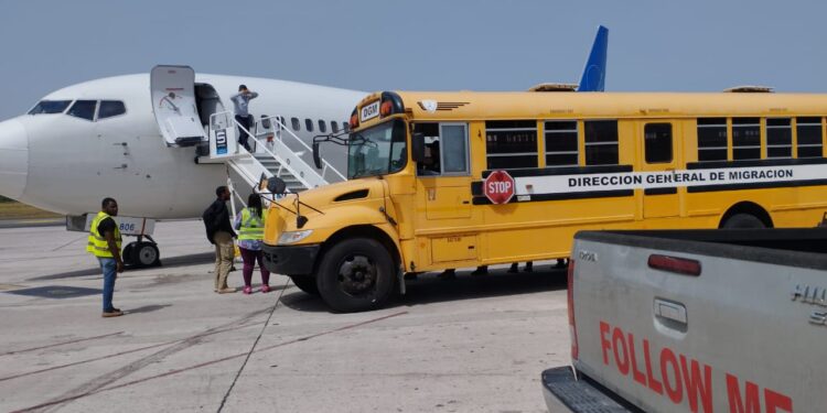 Superan los 1000 los dominicanos deportados desde EEUU