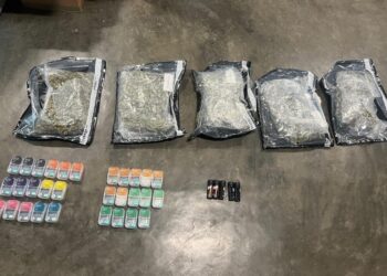 Ocupan droga en aeropuerto