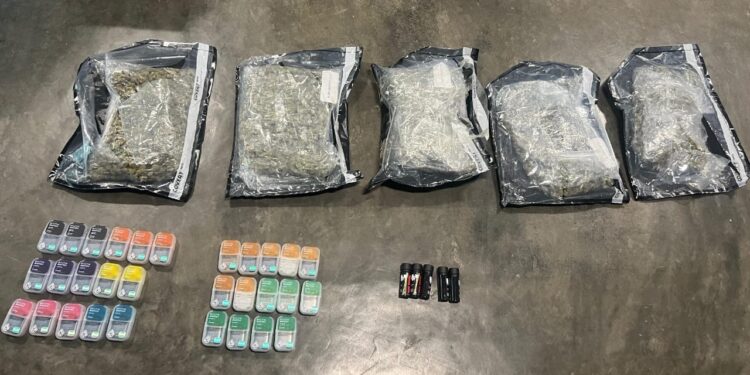 Ocupan droga en aeropuerto