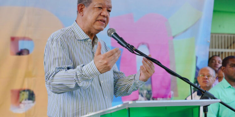 Leonel califica «calimocha» circunvalación de Baní