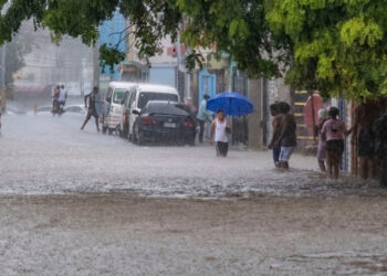 Onda y vaguada continíuan provocando lluvias