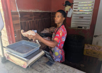 Maikel Peguero Gómez, vendía la libra de pollo a un peso menos de dos que le aumentaron este viernes para no perder a su clientela