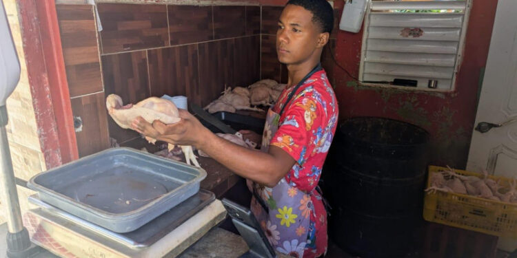 Maikel Peguero Gómez, vendía la libra de pollo a un peso menos de dos que le aumentaron este viernes para no perder a su clientela