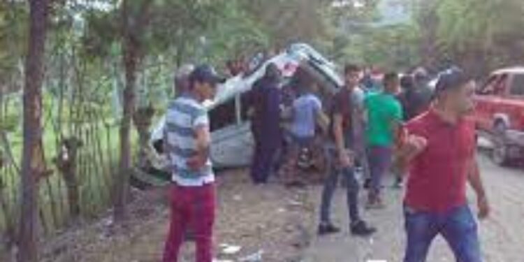 6 muertos en volcadura de autobús y más de 60 heridos