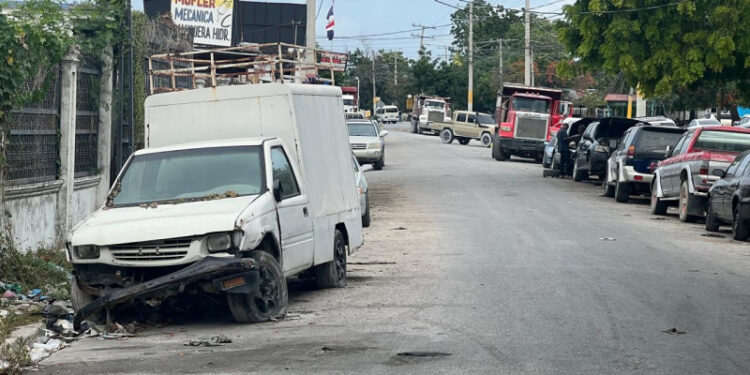 Vehículos viejos empañan entrada a Barahona