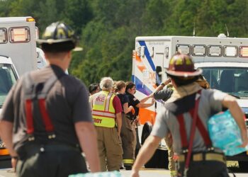 Volcadura de bus turístico deja 5 muertos en Nueva York