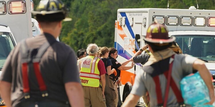 Volcadura de bus turístico deja 5 muertos en Nueva York