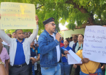 Profesores protestan en Distrito Escolar de Neyba