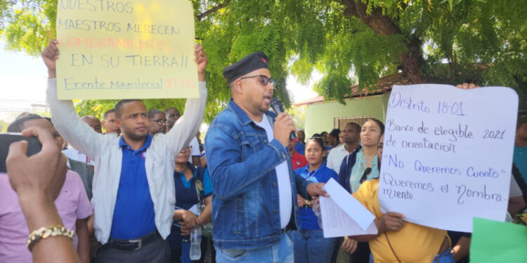 Profesores protestan en Distrito Escolar de Neyba