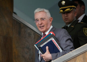 Hipólito entre expresidentes que interceden por Uribe