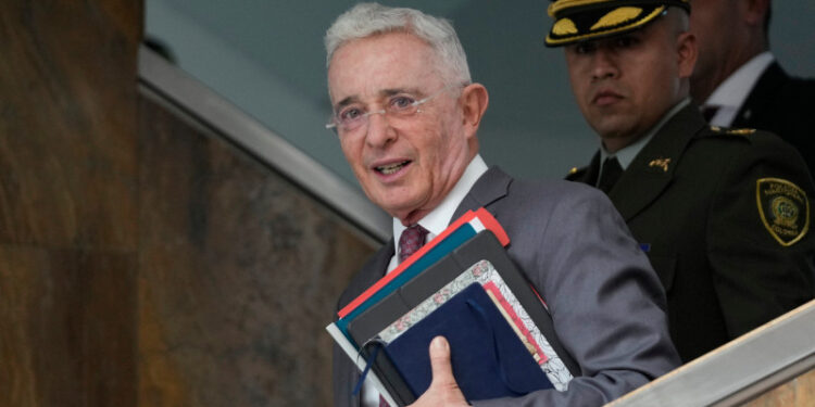 Hipólito entre expresidentes que interceden por Uribe