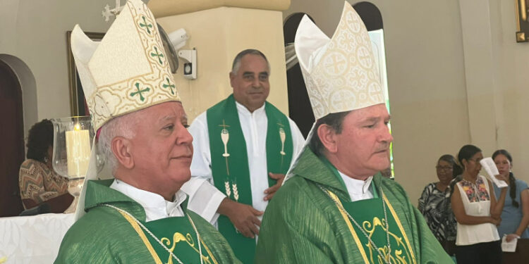 Diócesis de Barahona y Fundapaz entregan 20 viviendas a familias carenciadas