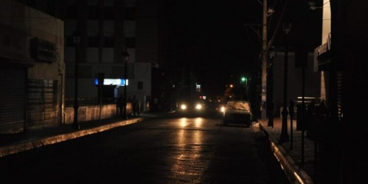 Ante un pueblo «prendío por apagones» gobierno promete mejorar